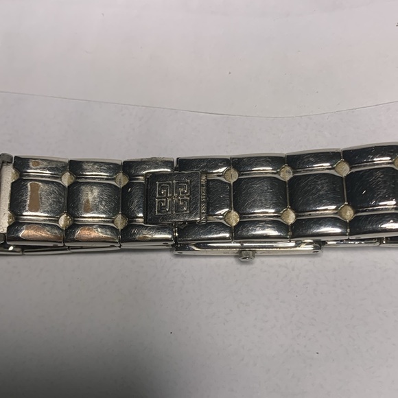 Givenchy watch silver tone and shell pearl front face. - Picture 10 of 12